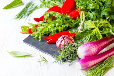 Taze otlar, sebzeler ve baharat. sağlıklı gıda kavramı