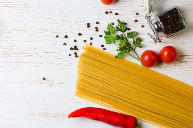 Kuru spagetti, beyaz arka plan. Metin için özgür yer. Üstten Görünüm