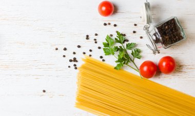 Kuru spagetti, beyaz arka plan. Metin için özgür yer. Üstten Görünüm