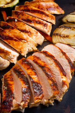 Barbekü Izgara tavuk ve sebze siyah arka plan üzerine