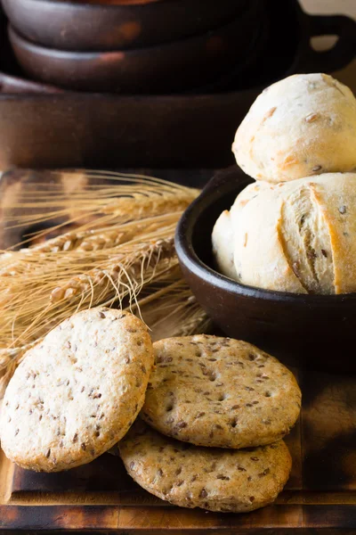 全麦面包心愿亚麻亚麻种子和小麦穗 — 图库照片