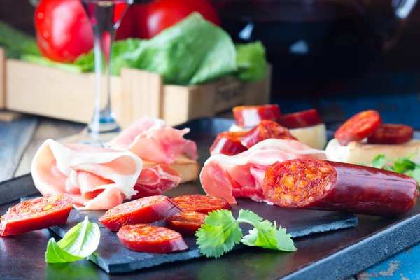 Hiszpańska szynka, salami i kieliszek wina rozdzielczości. Jamon Serrano — Zdjęcie stockowe