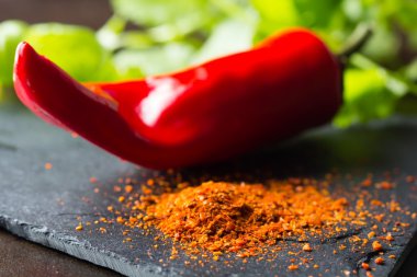 Closeup arka plan üzerinde taze biber toz kuru biber