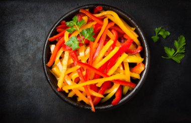 Siyah arka plan üzerine dolmalık biber salatası. Üstten Görünüm