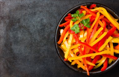 Siyah arka plan üzerine dolmalık biber salatası. Üstten Görünüm