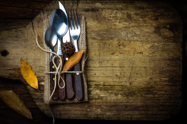 Autunno composizione di Halloween. Set rustico di coltelleria, cucchiaio, forchetta . — Foto Stock