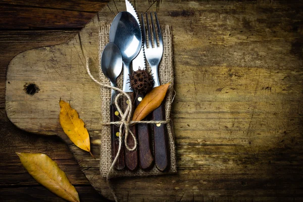 Autunno composizione di Halloween. Set rustico di coltelleria, cucchiaio, forchetta . — Foto Stock