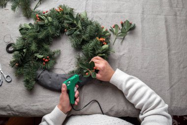 Noel çelengi yapan adam. Yeni yıl tatili dekorasyonu