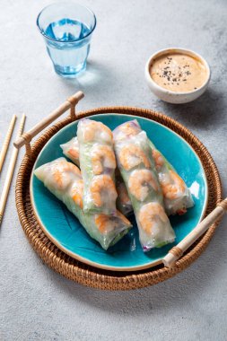 Vietnam börekleri ve mavi tabakta karidesler..