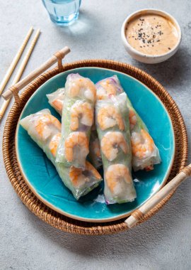 Vietnam börekleri ve mavi tabakta karidesler..