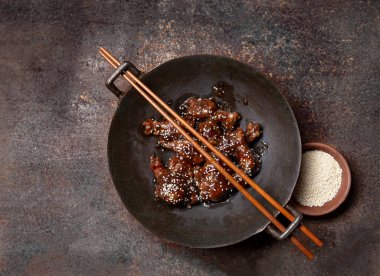 Kahverengi arka planda pirinç ve sebzeli tavuk teriyaki..