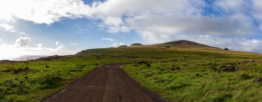 Sahildeki Atlar - Paskalya Adası manzarası. Yüksek sesle Anakena 'ya