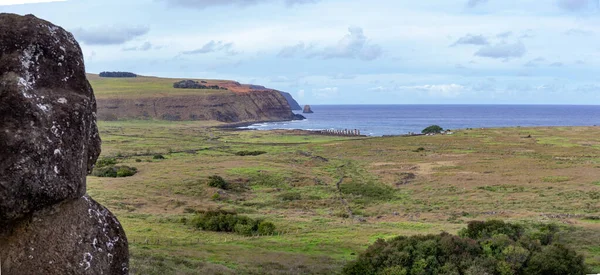 Paisagem da Ilha de Páscoa. Vista frot moai sentado para Tongariki — Fotografia de Stock