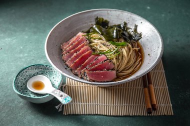Japon eriştesi. Erişteli Asya çorbası, miso, kızarmış ton balığı ve yosun.