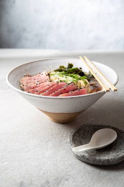 Japon eriştesi. Erişteli Asya çorbası, miso, kızarmış ton balığı ve yosun.