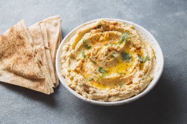 Zeytinyağı ve Pita cipsli sağlıklı ev yapımı kremalı humus.