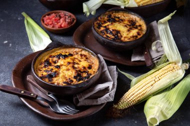 Latin Amerika mısır turtası. Kil kasede Şili Pastel de Choclo