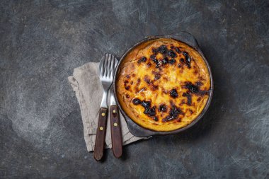 Latin Amerika mısır turtası. Kil kasede Şili Pastel de Choclo