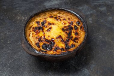Latin Amerika mısır turtası. Kil kasede Şili Pastel de Choclo