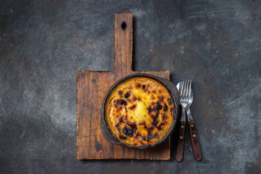 Latin Amerika mısır turtası. Kil kasede Şili Pastel de Choclo