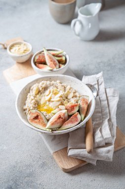 İncirli sağlıklı yulaf ezmesi. Kahve, yulaf ezmesi kahvaltı konsepti