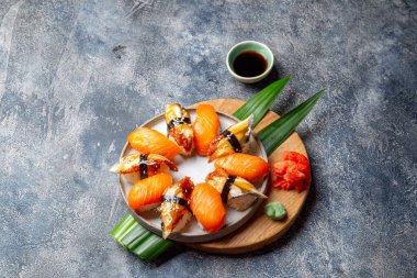 Suşi ve dürüm seti. Japon yemeği. Japon yemeği. en üstteki görünüm