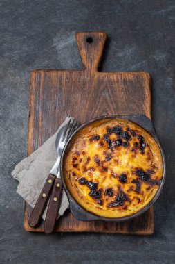 Latin Amerika mısır turtası. Kil kasede Şili Pastel de Choclo