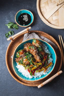 Beyaz pirinçli Teriyaki tavuğu. Asya Japon yemekleri