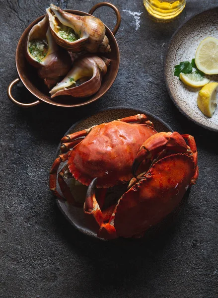 Mariscos frescos, mejillones, almejas, cangrejos y caracoles sobre fondo gris —  Fotos de Stock