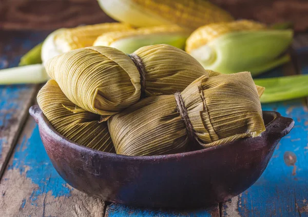 Comida latinoamericana. Humitas caseras tradicionales de maíz — Foto de Stock