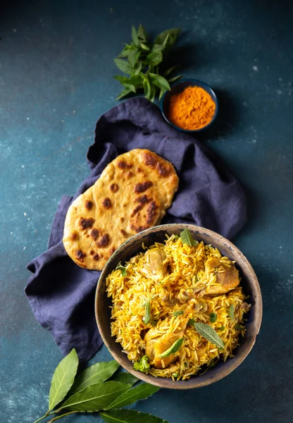 Pollo pakistano e indiano Riso biryano con menta e pane naa — Foto Stock