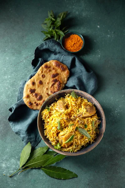 パキスタンとインドの鶏肉のビリヤニ米とミントとナアパン — ストック写真