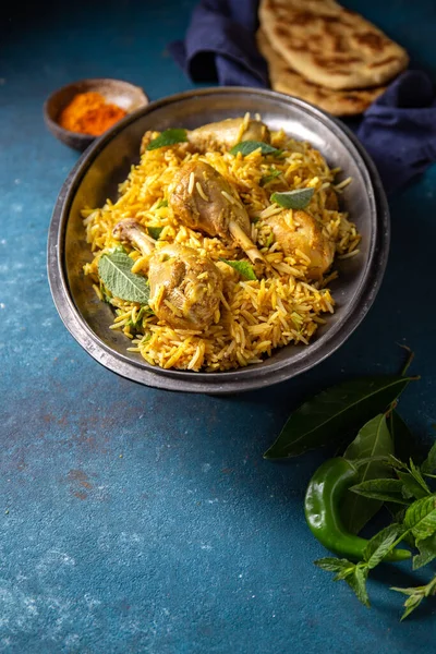 Chiken biryani Riso con yogurt e menta su metallo, vista dall'alto. Piatto pakistano e indiano — Foto Stock