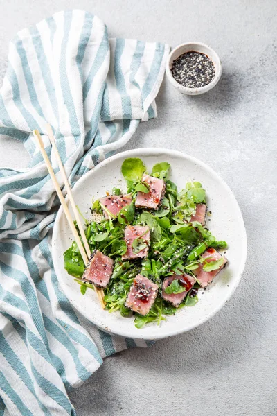 Salada de atum grelhado fatiado japonês com gergelim e suace. Fechar — Fotografia de Stock