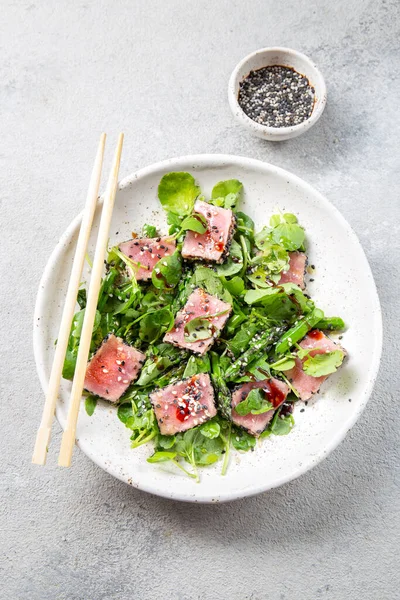 Salada de atum grelhado fatiado japonês com gergelim e suace. Fechar — Fotografia de Stock