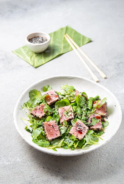 Japanese sliced grilled tuna steak salad with sesame and suace. Close up — Stock Photo, Image