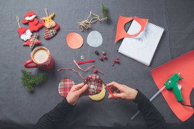 Noel bayramı süsleri yapan bir kadın. en üstteki görünüm