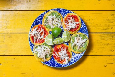 Meksika mısırı, yeşil soslu, acılı ve tavuklu..