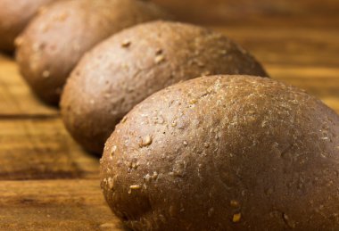 Ahşap arka planda çavdar ekmeği.