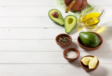Avokado ve diğer malzemeler için sos guacamole masada.