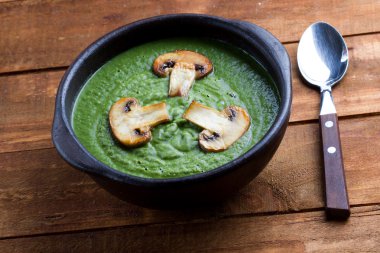 kremalı ıspanak çorbası mantar yatay ile dekore edilmiştir..