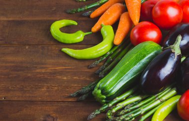 Tahta arka planda taze sebzeler