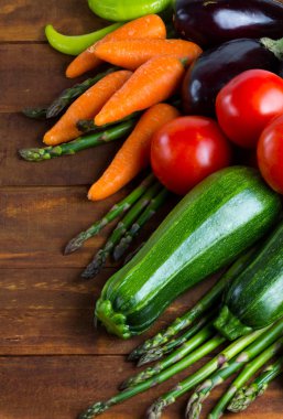 Tahta arka planda taze sebzeler