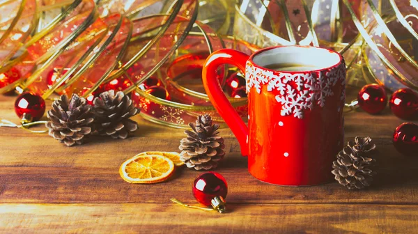 Xícara vermelha de chá e decoração de Natal em fundo de madeira. Fundo de Natal — Fotografia de Stock