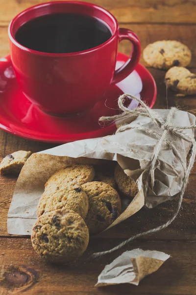 Cup of coffee and oatmeal cookies. vertical. toning — Stock Photo, Image