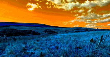 Hillings Yolu 'nun üzerinde gökyüzü turuncu yanıyor. Alacakaranlık alevi mavi bozkırlara ve tarlalara yayılıyor. Bulutlar kül gibi sürükleniyor, yumuşak, dağınık, Ilkley, İngiltere 'deki Yorkshire havasına doğru derinlik kazıyor.