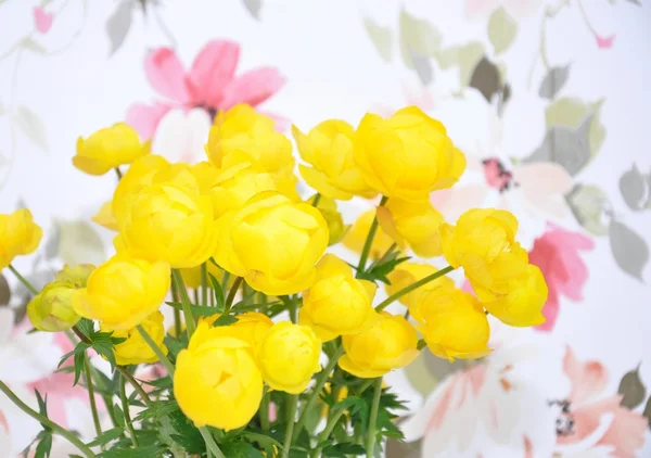 Flores amarillas con tallo verde y lila — Foto de Stock