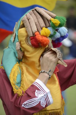Gündönümü tatil kutluyor maskeli adam.