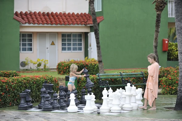 Meninas jogando xadrez grande . — Fotografia de Stock