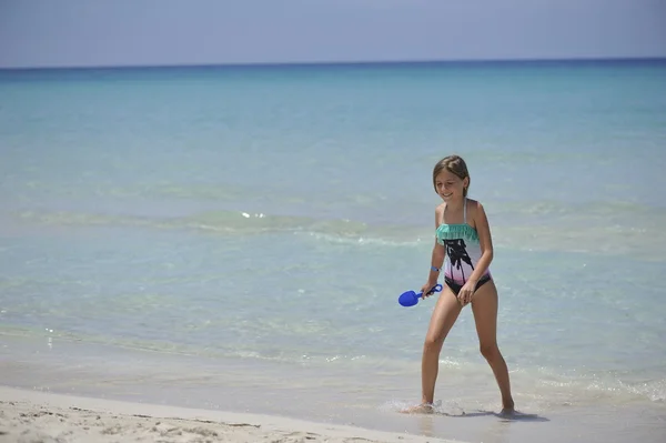 Menina feliz se divertir no mar . — Fotografia de Stock